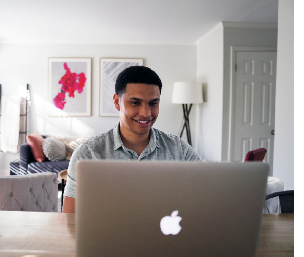 Egy fiatal férfi a laptopján hitelek, befektetések és megtakarítások után keres